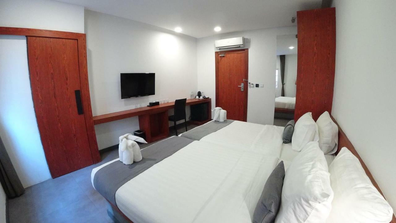Hotel Records Phnom Penh Exterior photo