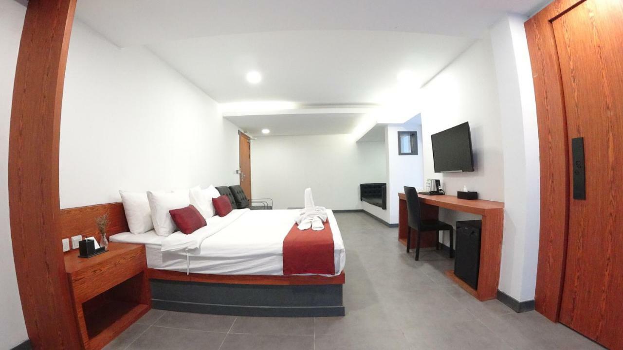 Hotel Records Phnom Penh Exterior photo