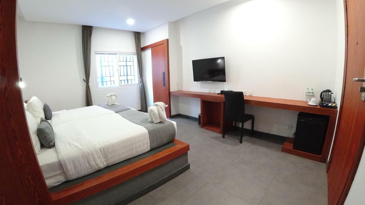 Hotel Records Phnom Penh Exterior photo
