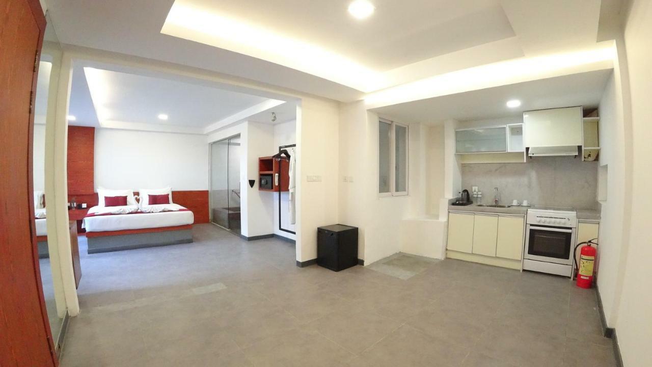 Hotel Records Phnom Penh Exterior photo