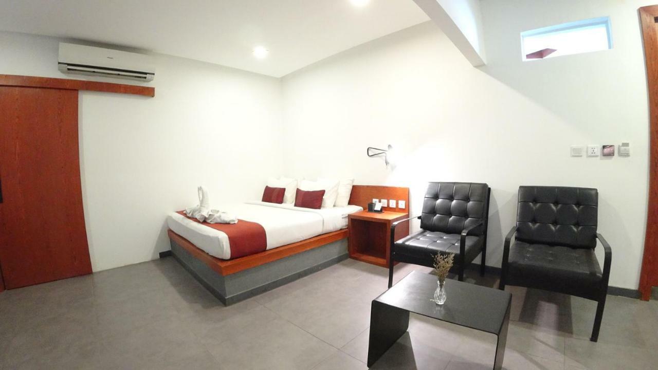 Hotel Records Phnom Penh Exterior photo